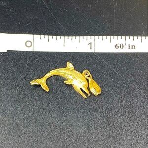 14K yellow gold etched dolphin pendent w/o chain weighing 1.37g